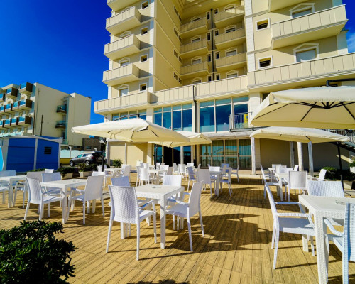 media.Fotogallery-03-hotel-rimini-terrazza-colazioni-sulla-spiaggia