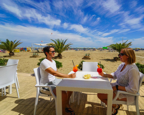 media.Fotogallery-04-hotel-rimini-aperitivo-sulla-spiaggia